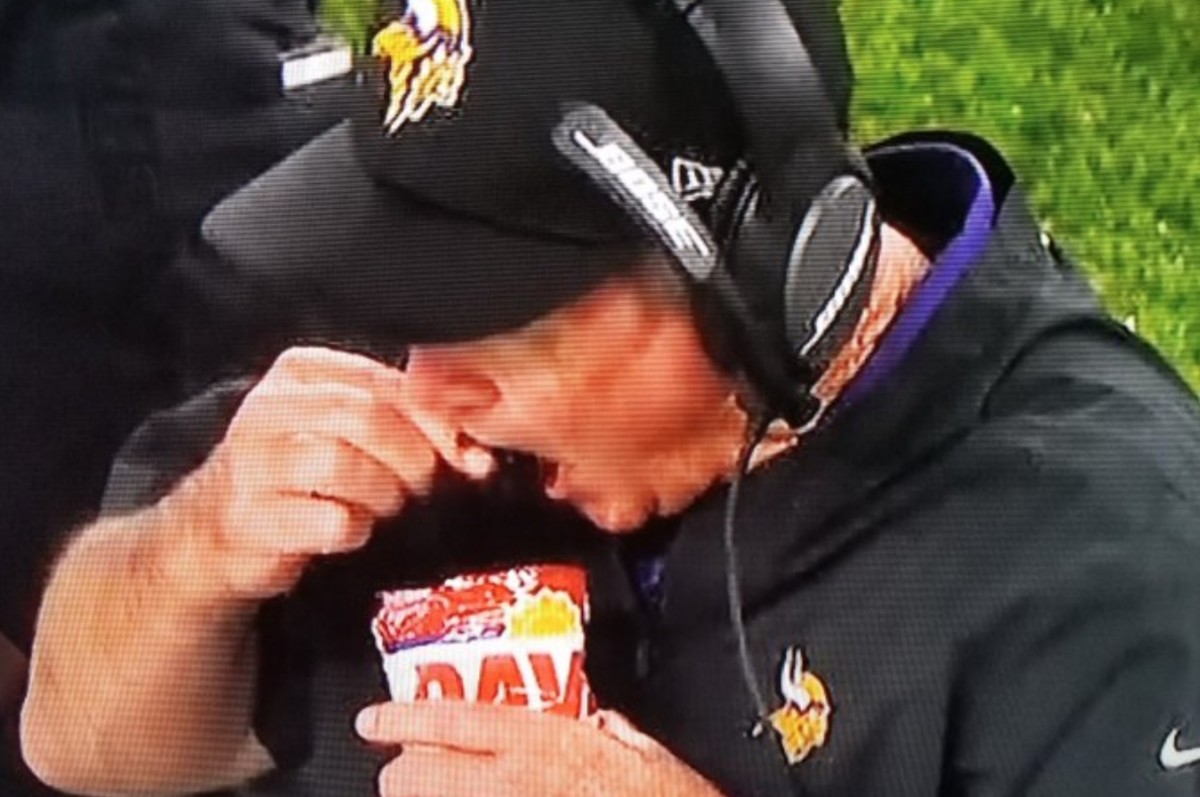 Vikings coach Mike Zimmer caught on camera taking dip of chewing