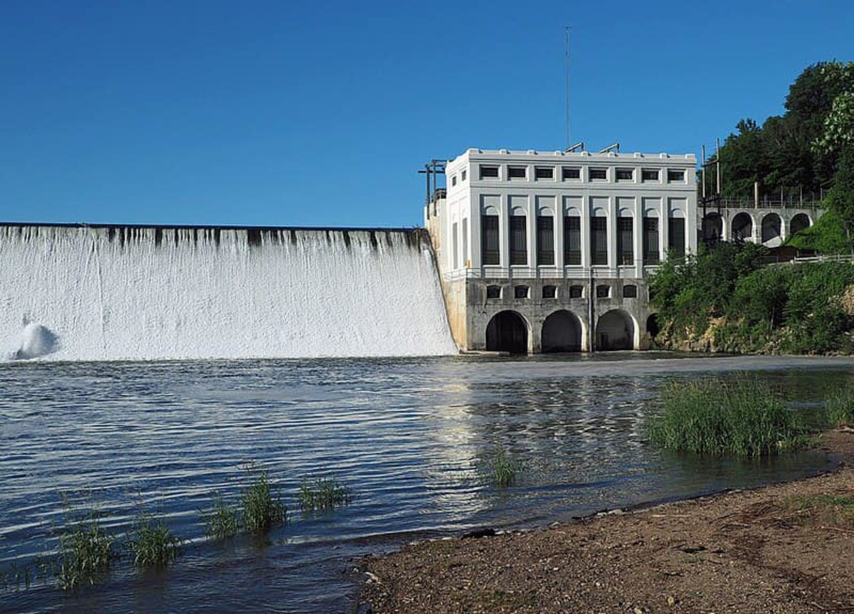 Three rescued after pontoon goes over dam in Wabasha County Bring Me
