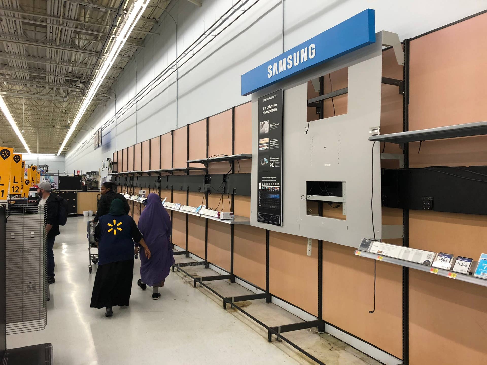 Shoppers Scoop Up Almost Everything In St Paul Walmart S Closing