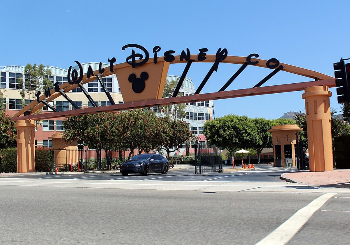 1024px-Walt_Disney_Studios_Alameda_Entrance