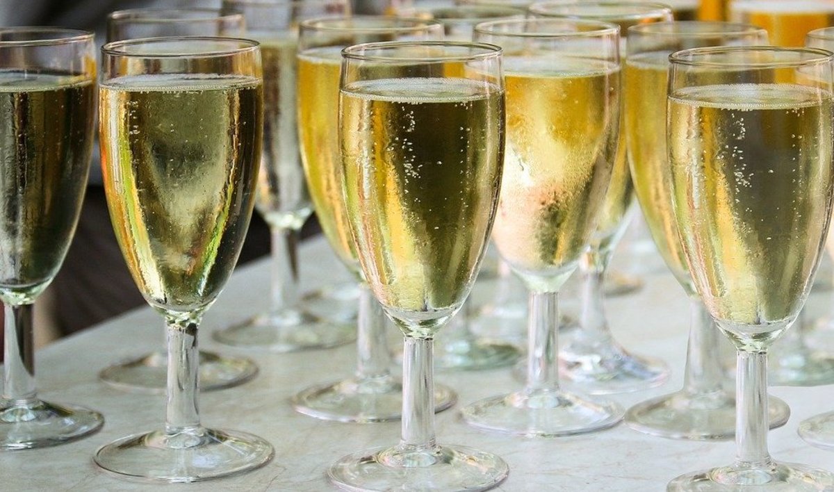 https://bringmethenews.com/.image/t_share/MTY5Mzc1NDEzNTc3OTgzNDUx/champagne-glasses.jpg