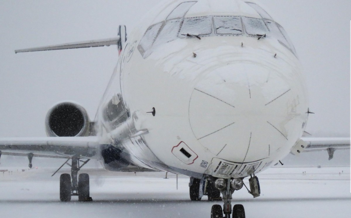 airplane, snow, msp airport