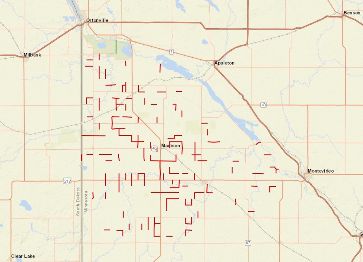 The red lines indicate roads that are closed in Lac qui Parle County. 