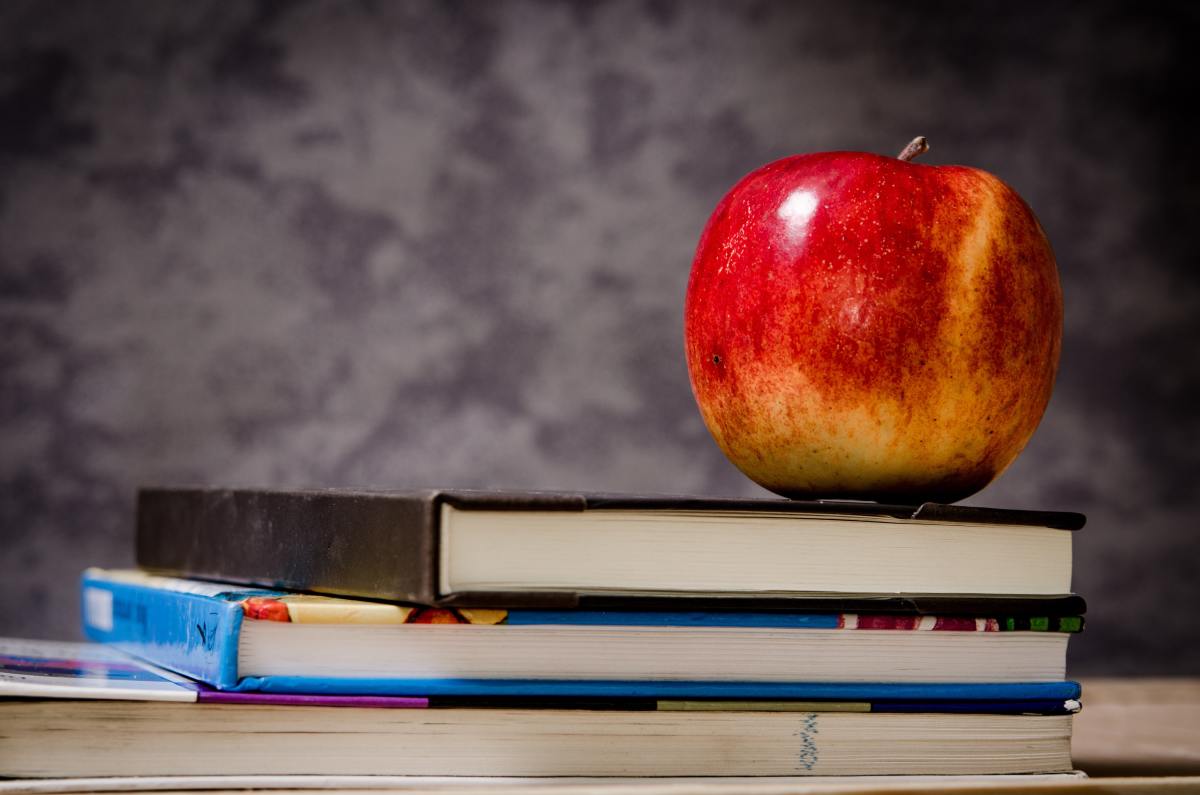 apple-books-teach-classroom-school-pixabay