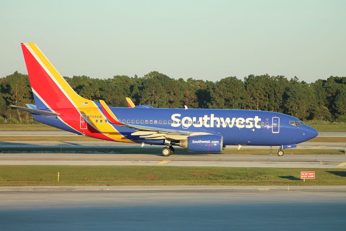 1024px-Southwest_Airlines_Boeing_737-700_(2014_livery)