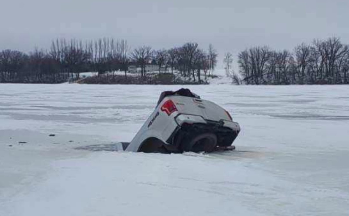 Thin ice warning after pickup crashes through lake in southern
