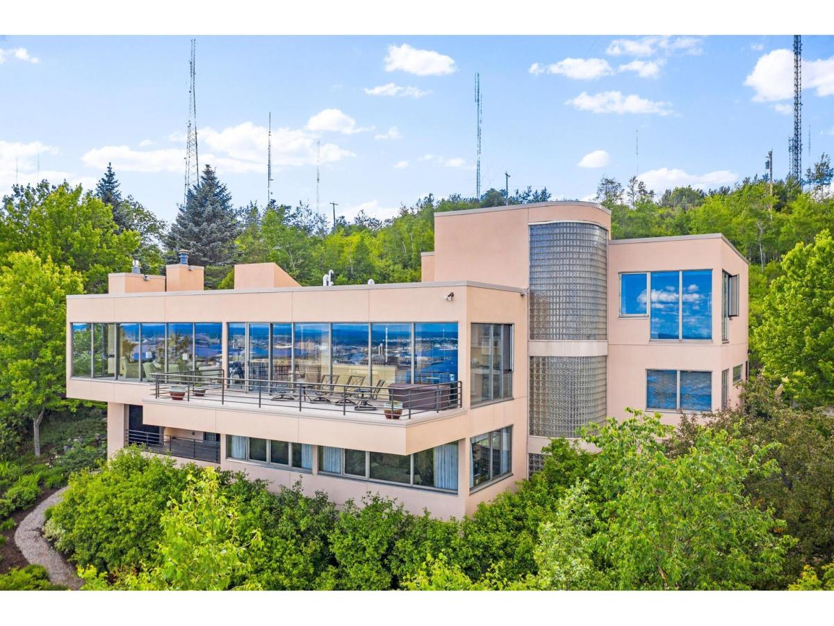 Gallery Home with panoramic views of Duluth, Lake Superior on the
