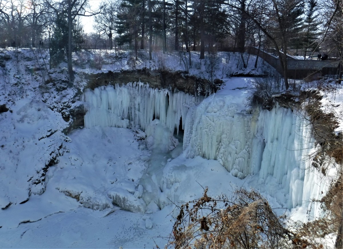 Fire crews rescue injured woman from cave behind frozen Minnehaha Falls ...