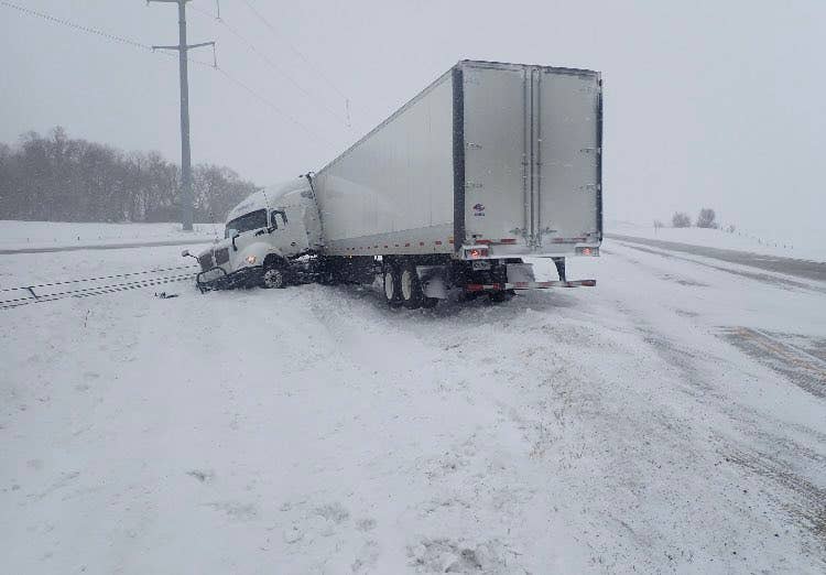 Crashes, spinouts piling up as snow blankets southern half of Minnesota - Vimarsana News