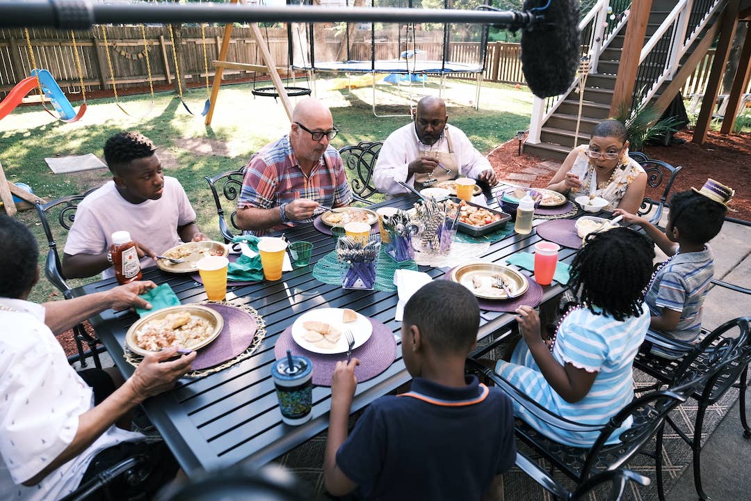 Viewers fall in love with Twin Cities family after appearance on Andrew Zimmern's 'Family Dinner' - Vimarsana News