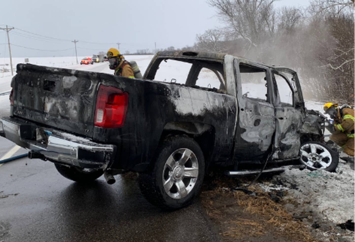 Driver escapes crashed pickup just before it bursts into flames - Vimarsana News