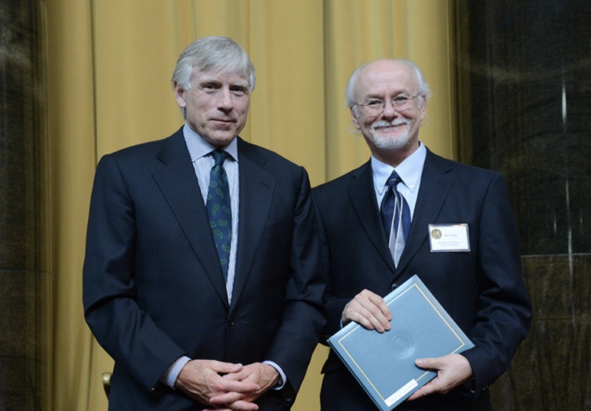 Steve Sack, right, receiving his Pulitzer Prize in 2013.