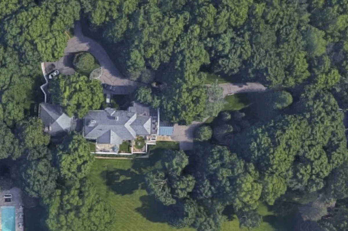 Neighbor sues to block estate from dividing late millionaire's Lake ...