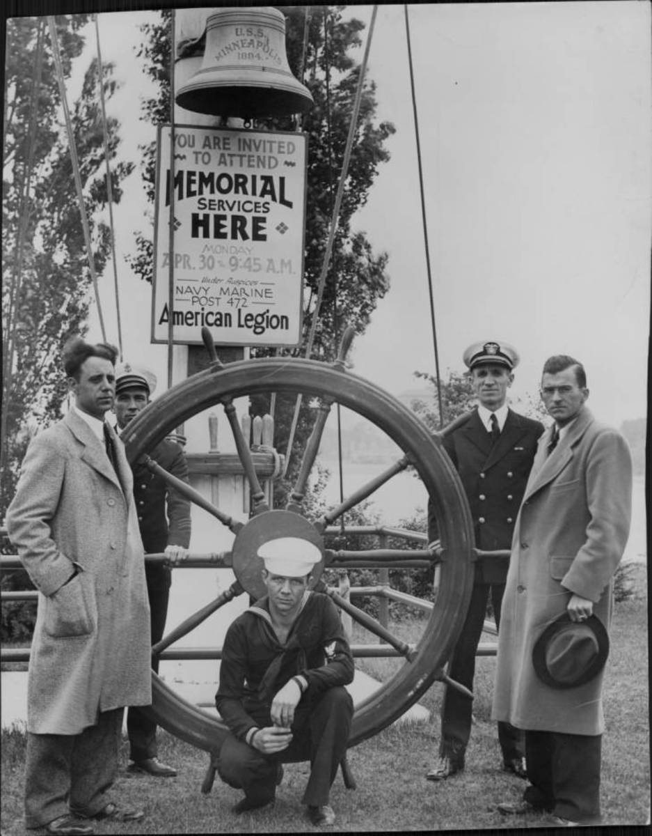 The wheel and bell at the Navy memorial in Minneapolis in 1932.