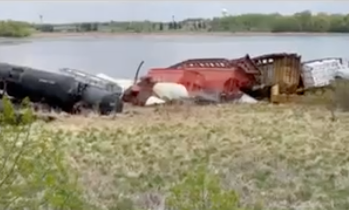 Train derails while passing by lake in Albert Lea - Bring ...