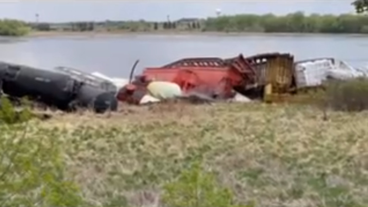 Train derailment in Albert Lea spilled 40,000 gallons of corrosive acid