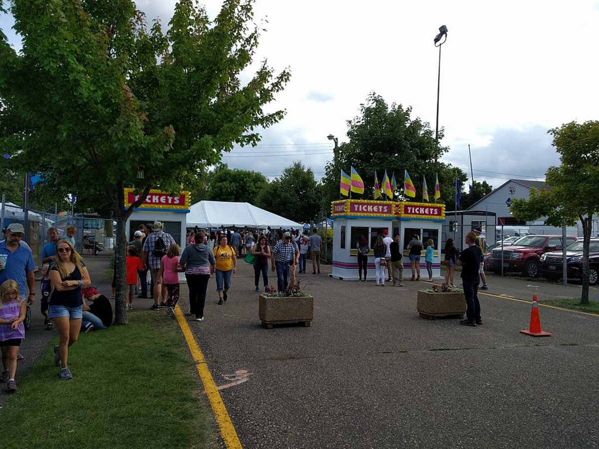 Wikimedia Commons - state fair ticket booth 2017