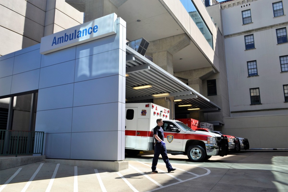 Pixabay - emergency room ambulance hospital