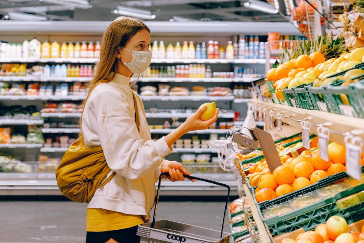 Pexels - woman grocery shopping mask covi