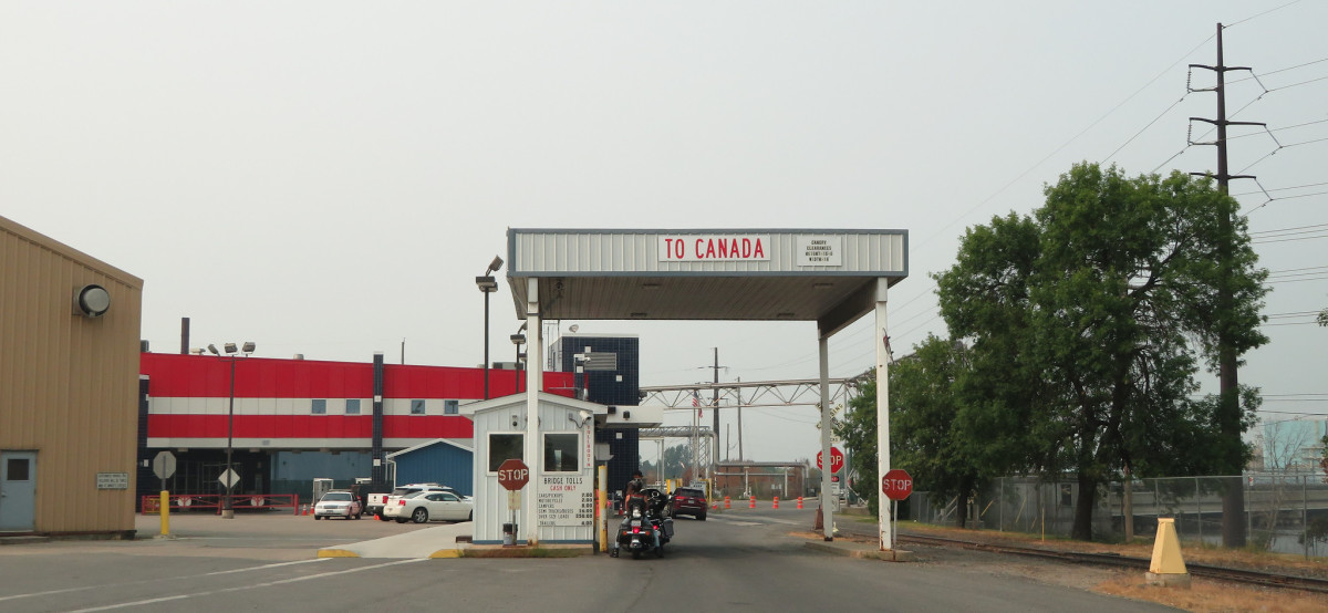 international falls border canada