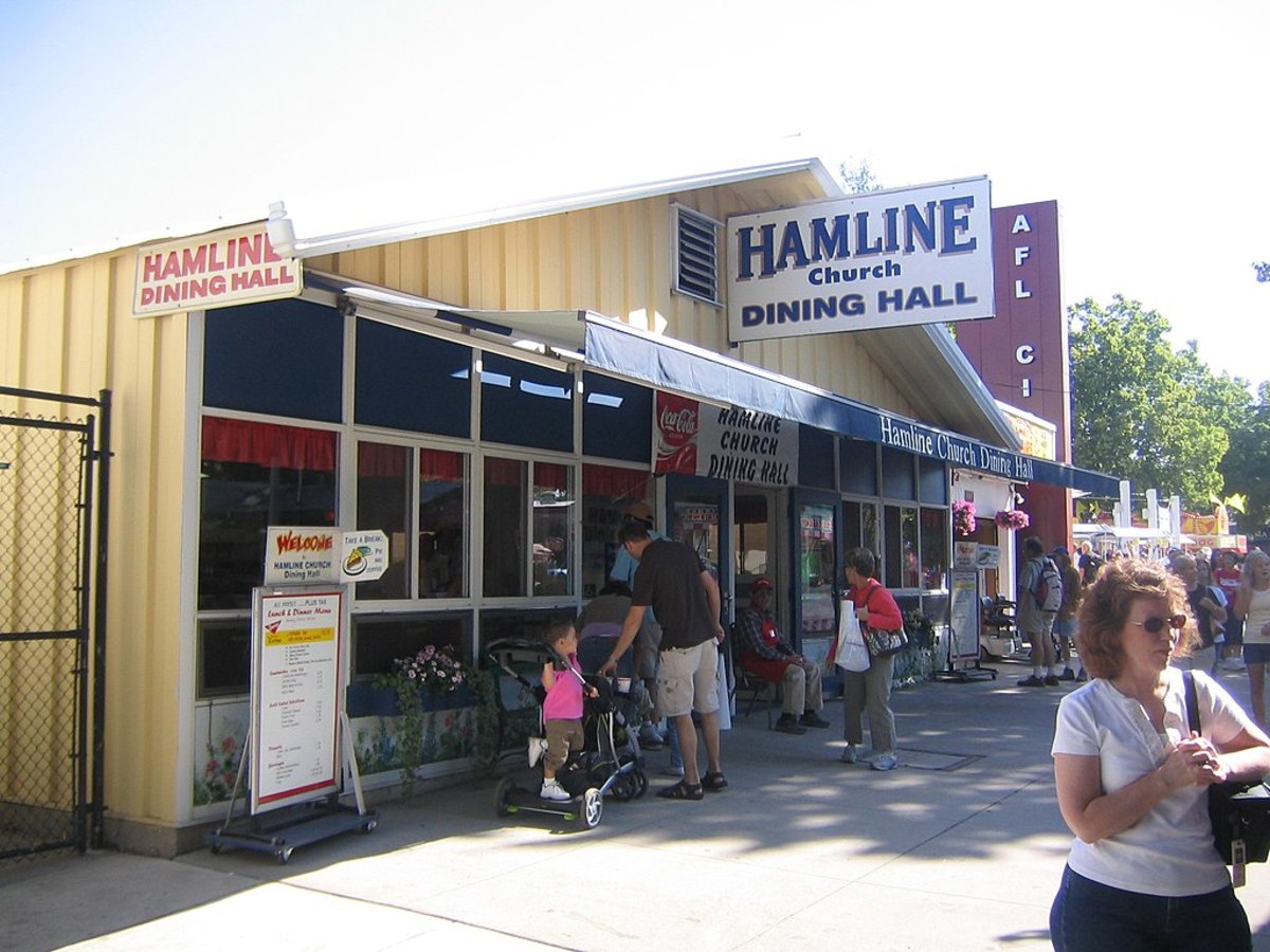 Wikimedia Commons - Hamline dining hall state fair - Myotus
