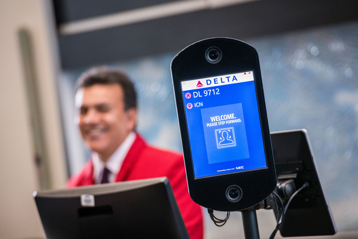 Delta gate employee - Flickr - Delta News Hub