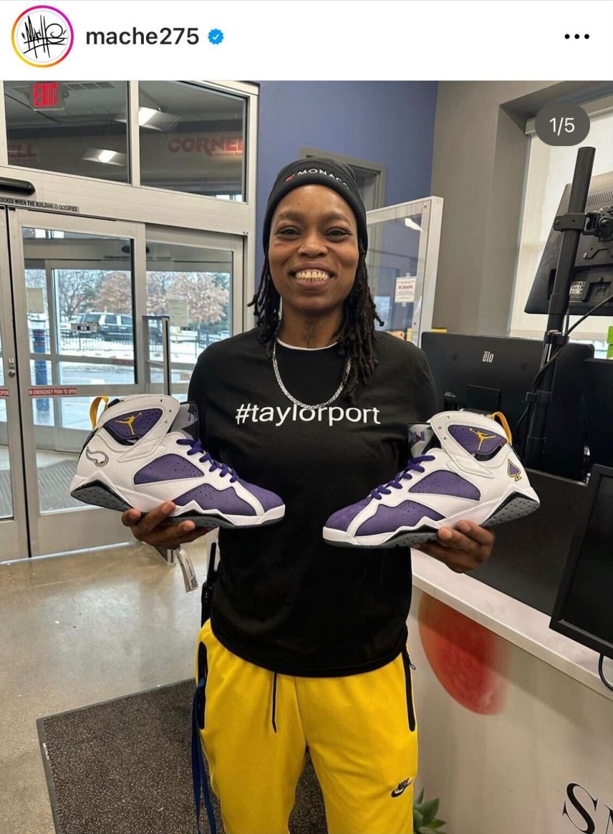 Vikings reward woman who gave her shoes to homeless man in