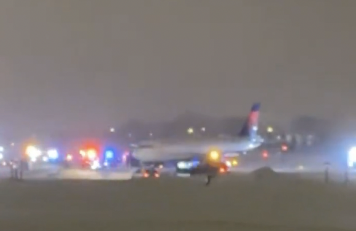 Delta jet slides off taxiway at MSP Airport