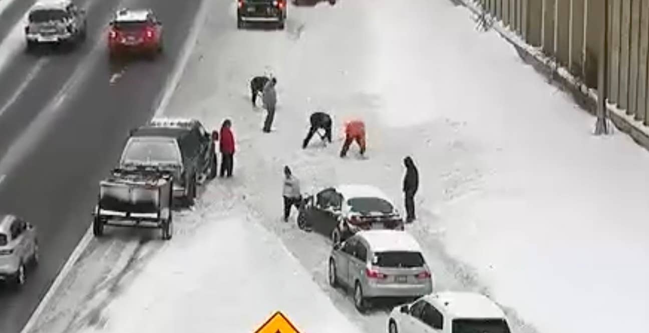 Motorists use shovels to free car stuck on Twin Cities on-ramp - Vimarsana News