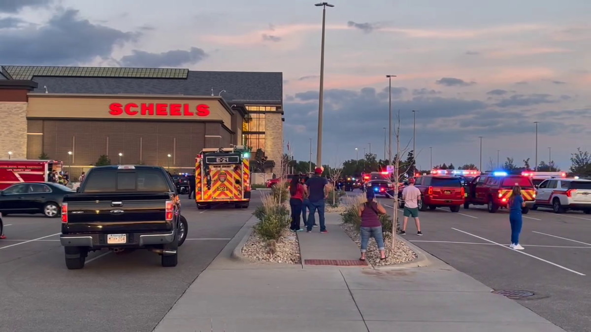 Scene outside Eden Prairie Center during lockdown Bring Me The News