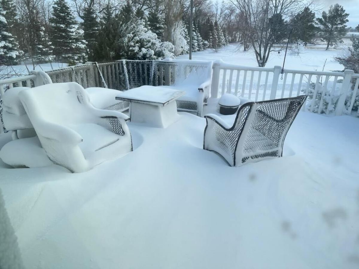 2-feet-in-bismarck-as-blizzard-dumps-snow-on-north-dakota-minnesota