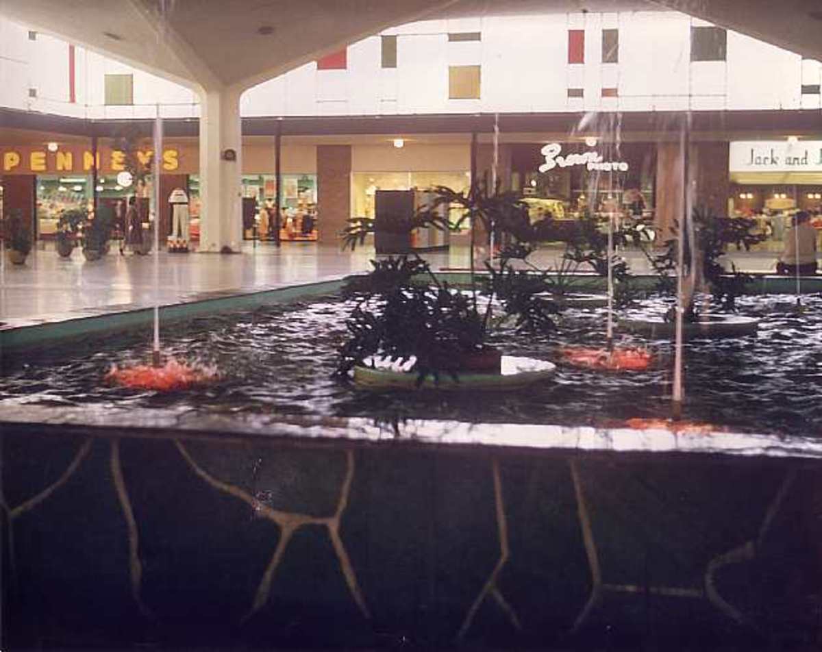 Remembering the Apache Plaza mall, which closed 20 years ago this month ...