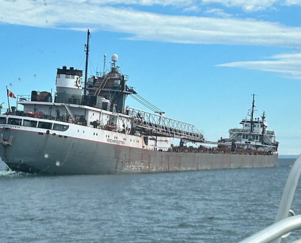 Great Lakes freighter might've suffered structural failure, Coast Guard ...
