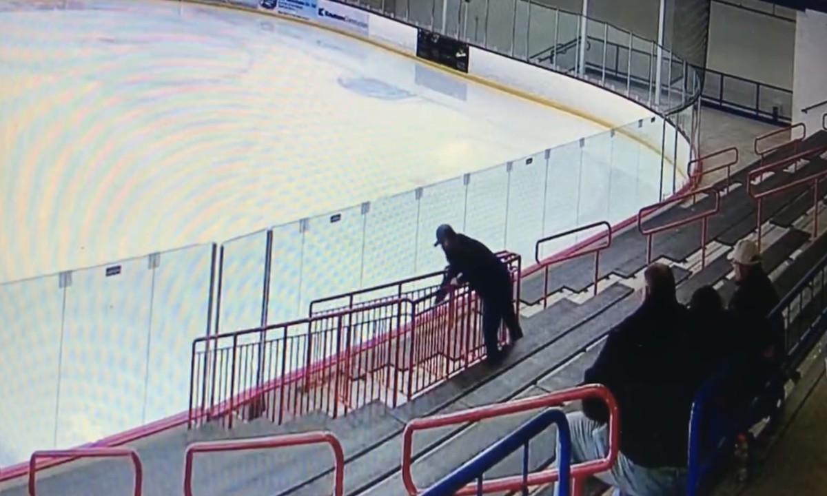 Parent allegedly berates official, throws money at PeeWee hockey ...