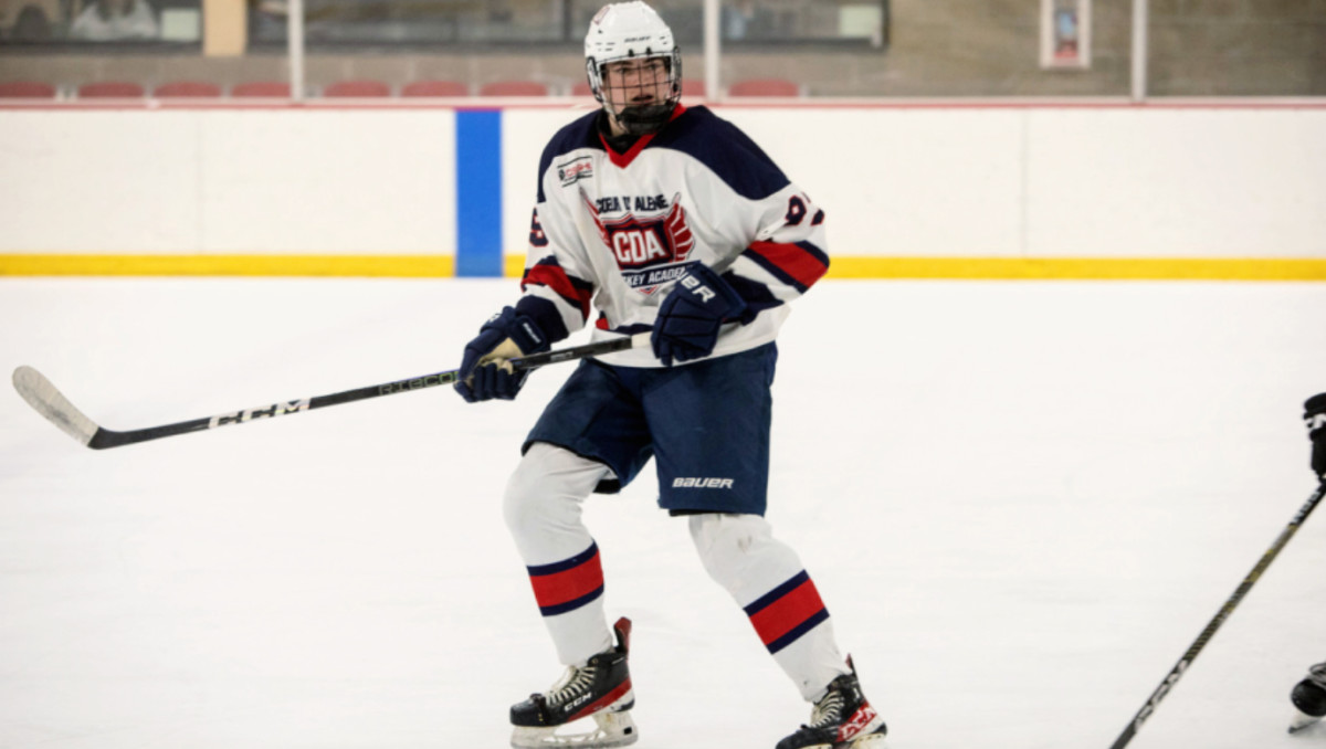 Minnesota teen undergoes surgery after breaking neck during hockey game